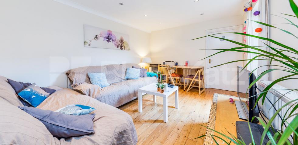 Four double bedrooms large lounge modern kitchen - mins to tube & shops. Williamson Street, Holloway